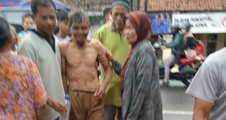 Evakuasi pria lansia terdampak material longsor di Desa Ciherang, Sumedang Selatan, Sabtu 15 Januari 2022 sore