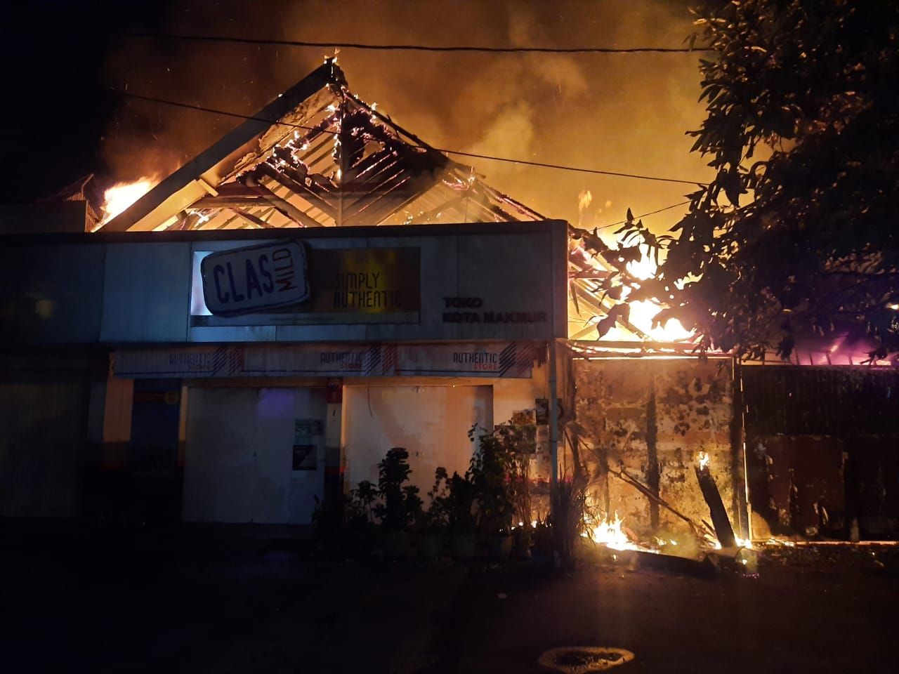 Kebakaran ruko Toko Kota Makmur di Jalan Jenderal Sudirman Kota Bandung, dini hari tadi.