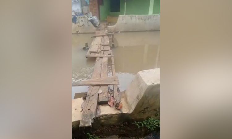 Viral kurir jatuh ke sungai saat lewati jembatan kayu