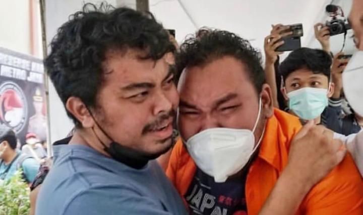 Ananta Rispo memeluk adiknya Fico Fachriza yang tersandung kasus narkoba
