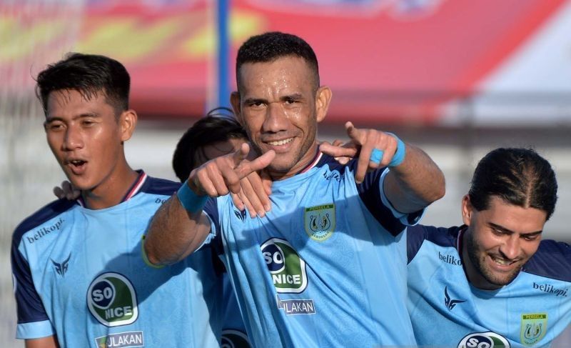 Pesepak bola Persela Lamongan Jose Wilkson (tengah) melakukan selebrasi usai mencetak gol ke gawang Persipura Jayapura saat pertandingan Liga 1 di Stadion Kapten I Wayan Dipta, Gianyar, Bali, Kamis (6/1/2022). 