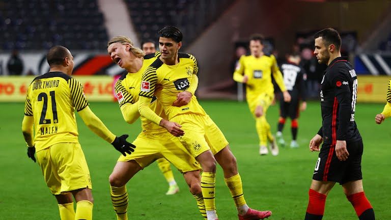 Dortmund menang atas Freiburg 5:1 saat bertanding di Stadion Deutsche Bank Park
