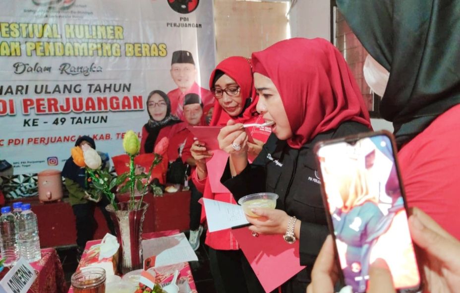 Anggota DPR RI Dewi Aryani saat mencicipi makanan saat menjadi juri festival kuliner di DPC PDIP Kabupaten Tegal