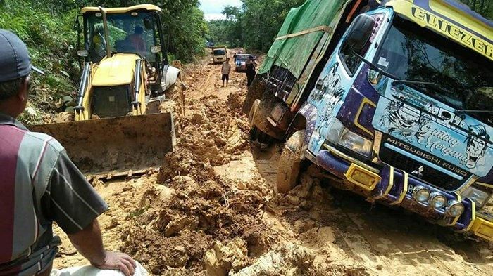 Kondisi jalan di Kabupaten Sintang menuju perbatasan Malaysia yang membuat Suyanto Tanjung Prihatin. Ia menyesalkan anggaran Rp 127 Miliar di Sekretariat DPRD Kalbar. Seharusnya dana itu dimanfaatkan untuk pembangunan infrastruktur.