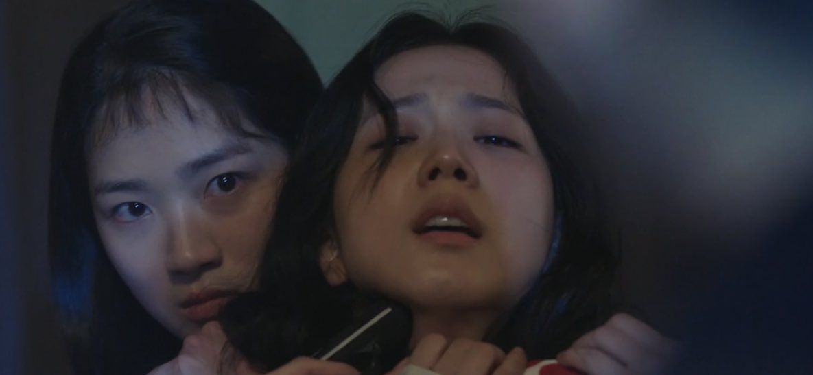 Boon Ok saat menyandera Young Ro di episode 11 Snowdrop. Trailer yang bikin emosi netizen. 