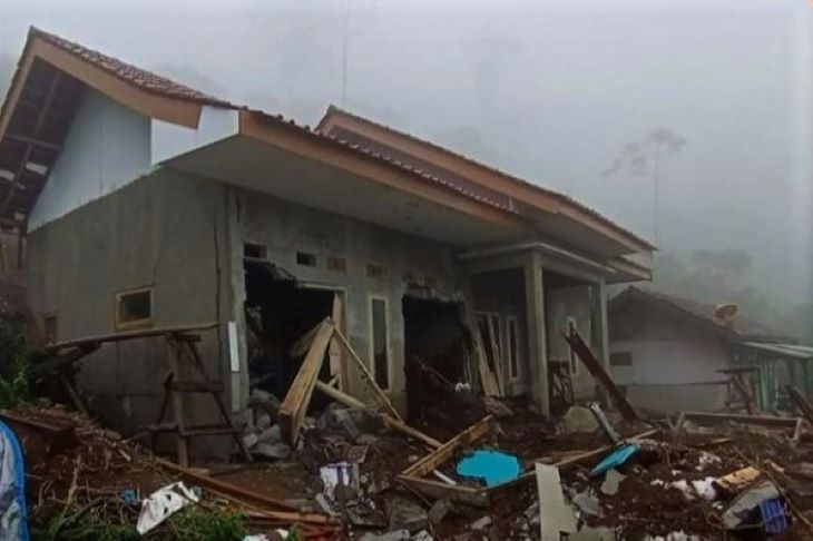 Kondisi rumah yang diterjang tanah longsor di Kampung Giriawas RT 03/RW 14 Desa Sukaluyu Kecamatan Pangalengan Kabupaten Bandung, menimbulkan korban jiwa seorang meninggal, seorang luka parah dan tujuh lainnya luka ringan.