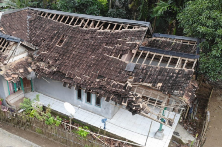 Salah satu rumah milik warga di Kecamatan Sumur , Pandeglang Banten akibat gempa magnitudo 6.6 Jumat 14 Januari 2022.