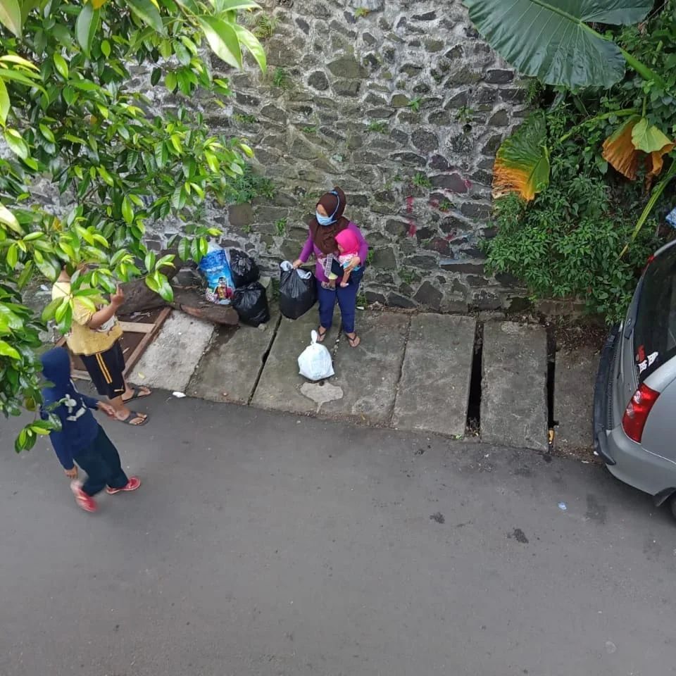 Ini Dia Penampakan 2 Pelaku Viral Yang Buang Sampah Sembarangan Di Depan Rumah Orang Di Sukajadi 9280