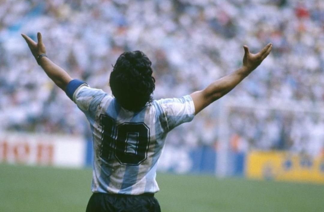 Diego Maradona memilih nomor punggung 10 di Piala Dunia 1982 dengan menyalahi aturan.
