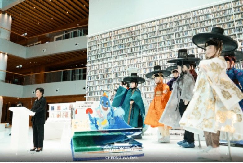 Boneka BTS mengenakan hanbok menarik perhatian banyak orang ketika dibawa Ibu Negara Korea ke Dubai.