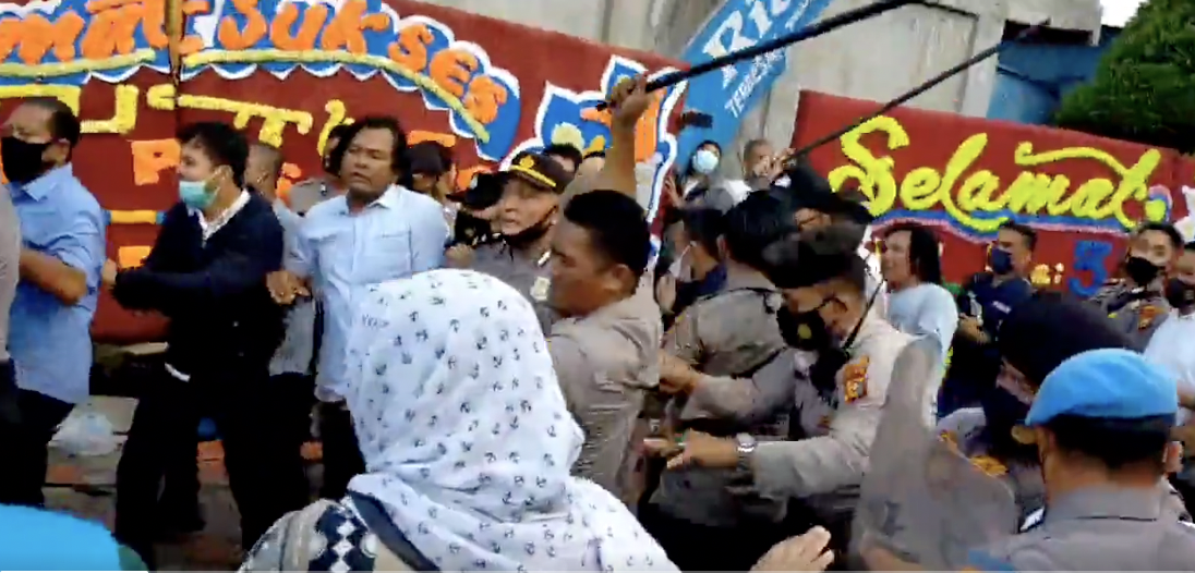 Puluhan pengungsi asal Afghanistan menjadi sasaran perilaku kekerasan polisi di depan kantor UNHCR Indonesia, Pekanbaru