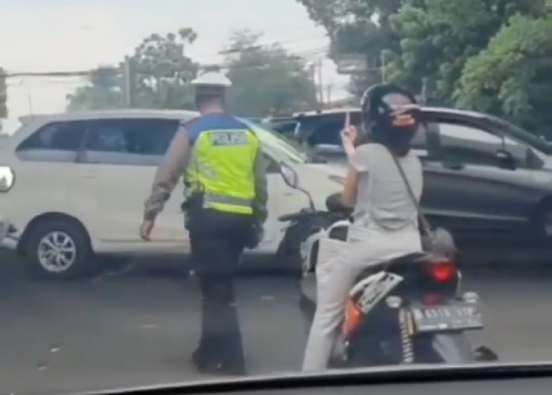 Viral Wanita Pengendara Motor Acungkan Jari Tengah Ke Polantas Karena ...