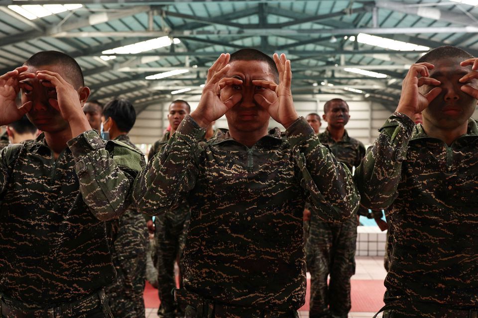 Mereka harus menahan kantuk dengan memaksa kedua kelopak mata terbuka dengan jari tangannya. /Reuters/Ann Wang