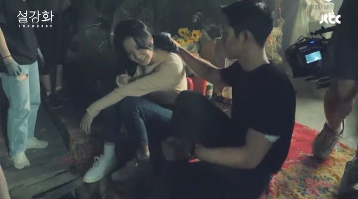 Jung Hae In mengompres punggung Jisoo BLACKPINK setelah adegan ciuman di Snowdrop