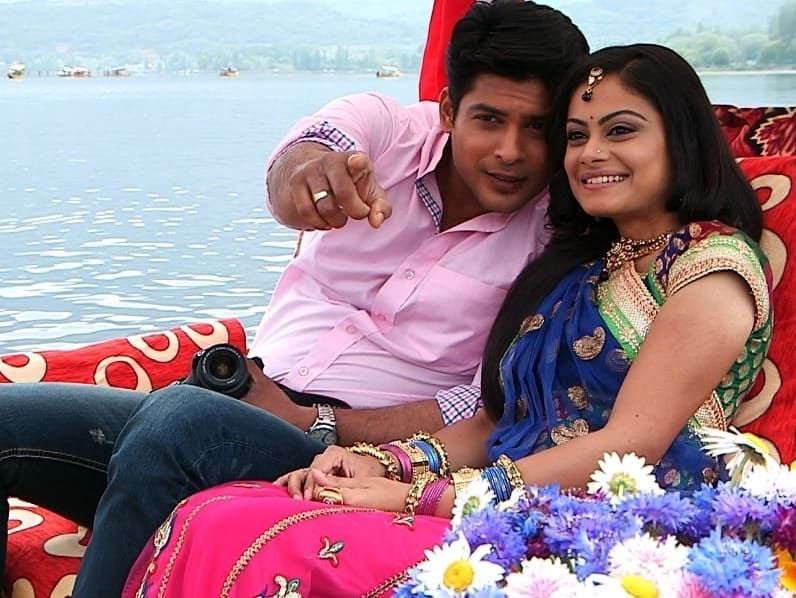 Momen romantis saat Shiv dan Anandi menaiki sebuah perahu.