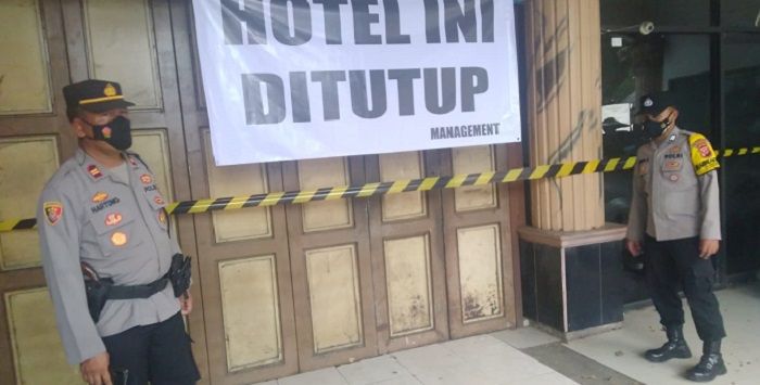 Petugas Satpol PP Kota Tasikmalaya bersama TNI dan Polri saat menutup salah satu hotel di Kecamatan Mangkubumi Kota Tasikmalaya, Rabu 19 Januari 2021.*