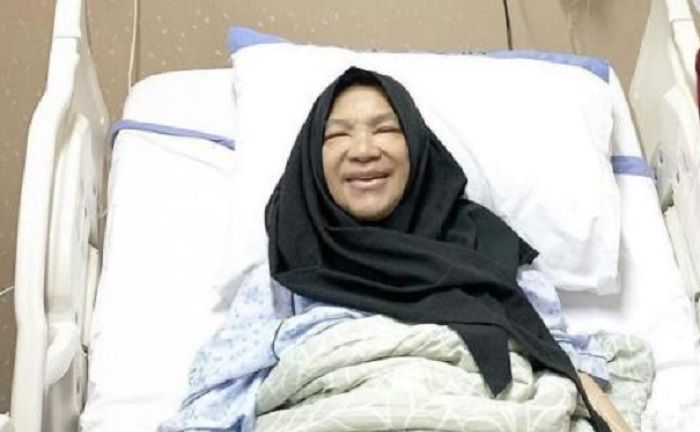 Dorce Gamalama terbaring di tempat tidur rumah sakit.