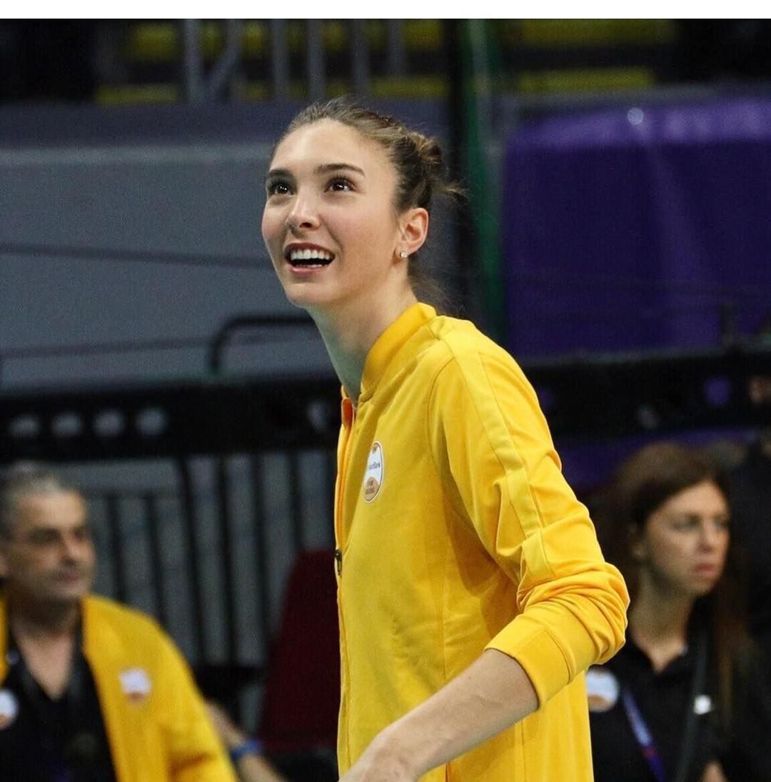 Naz Aydemir, pemain voli putri Turki yang masuk dalam daftar 6 pemain voli putri tercantik di dunia yang memiliki paras bak bidadari.