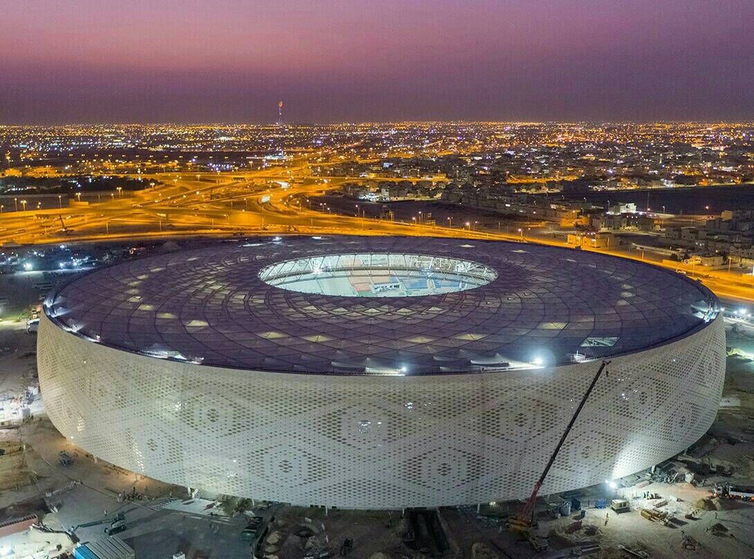 Stadion Al Thumama Qatar yang terinspirasi dari bentuk Gabia (Peci) yang dipakai pria Qatar sebagai penutup kepala. akan menjadi saksi perebutan Trofi Piala Dunia 2022, Qatar.