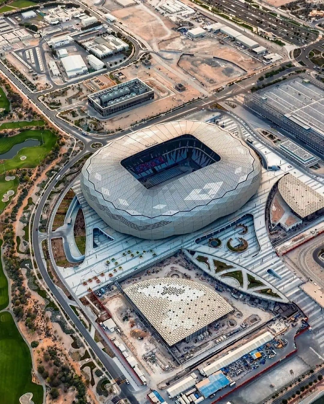 Stadion Education City memiliki keistimewaan berbentuk berlian bergerigi, yang berkilauan ketika siang hari dan bersinar di malam hari akan turut menjadi saksi perebutan trofi Piala Dunia Qatar 2022.