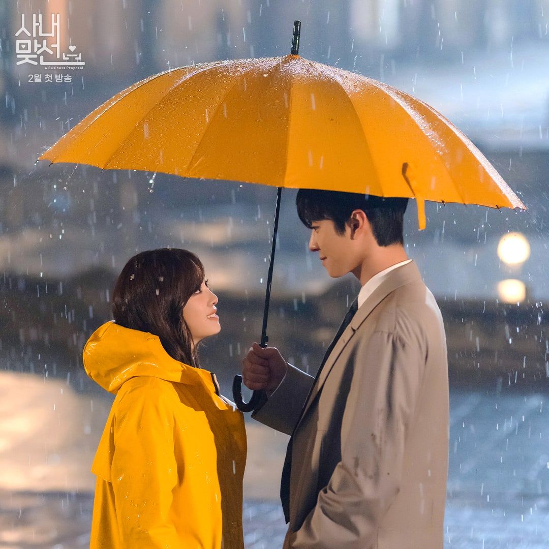 SBS Rilis Foto Stills Cut Business Proposal, Kim Se Jeong dan Ahn Hyo Seop Romantis di Bawah Payung