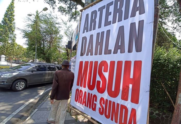 Sebuah baligo bertuliskan Arteria Dahlan Musur Orang Sunda terpampang di sekitar Jalan Dipenogoro, Bandung