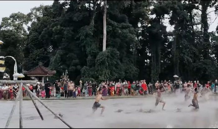Jalan-jalan di Bali. Kemeriahan dan keseruan acara Festival Air Suwat di Desa Adat Suwat, Gianyar, Bali. Youtube BALI VLOG & REVIEW (Gusde Dharmayasa).