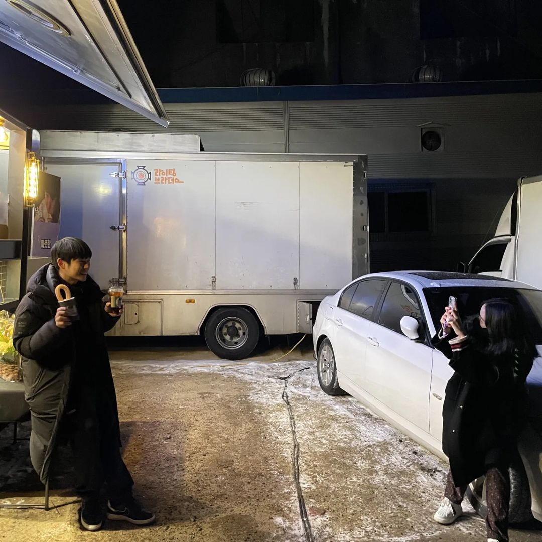 Jung Hae In Mendapat Kiriman Coffee Truck dan Kunjungan dari Cast Snowdrop di Lokasi Syuting Baru, Ada Jisoo Juga Loh!