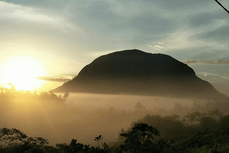 Penampakan bukit Kelam di Kabupaten Sintang kala senja