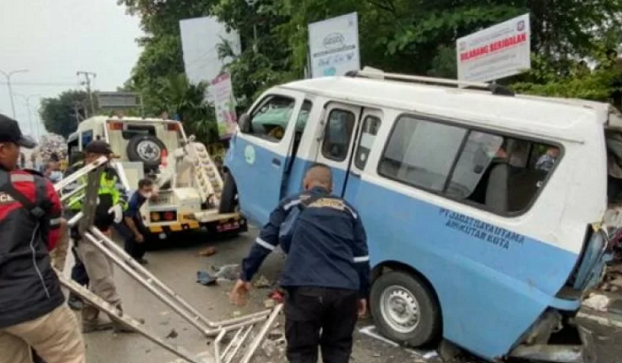 Kronologi Truk Tronton Rem Blong Di Turunan Rapak, Sopir Ditahan Polres ...