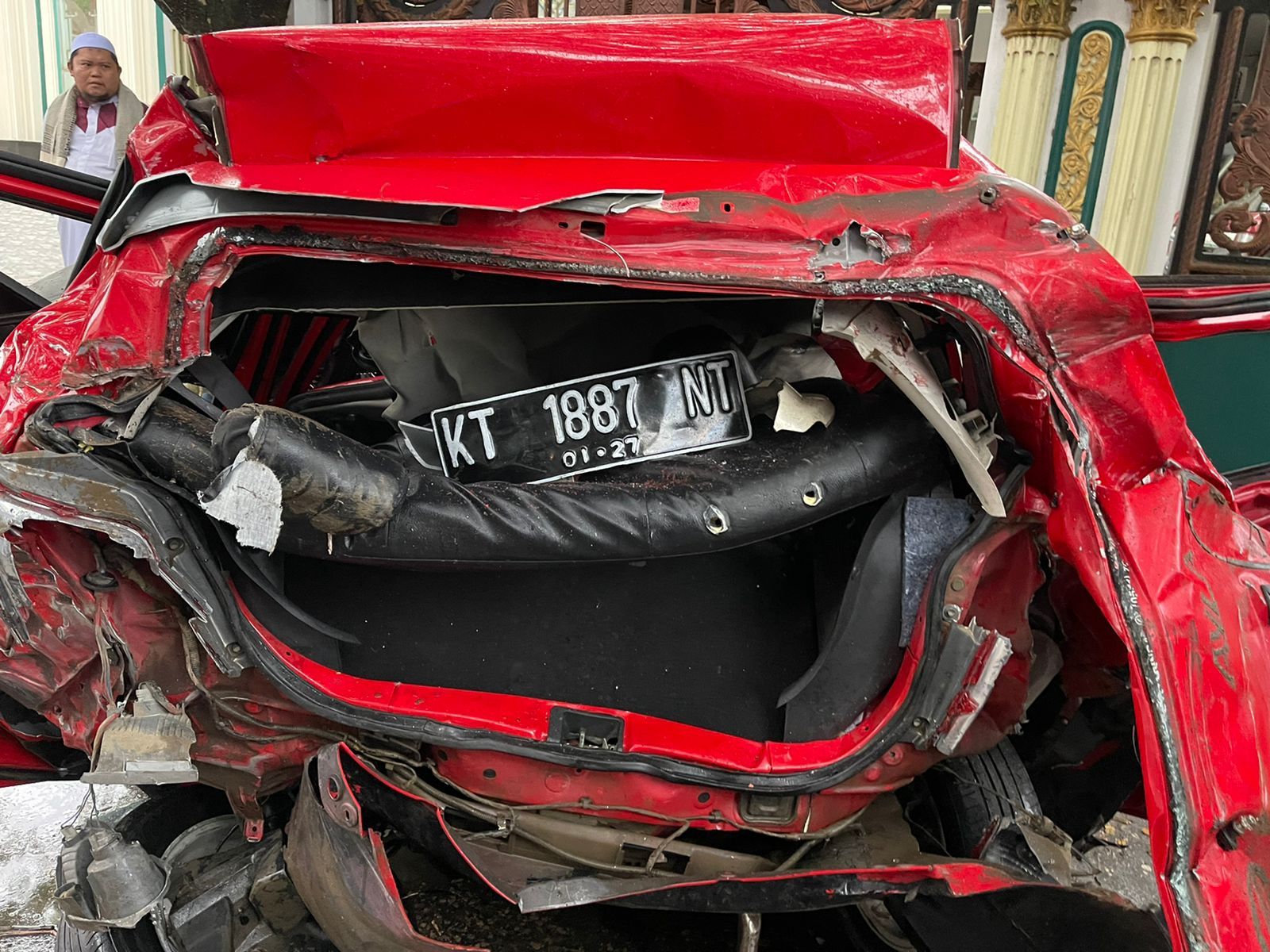 Salah satu mobil yang ringsek dalam kecelakaan maut di Balikpapan, Jumat 21 Januari 2022.