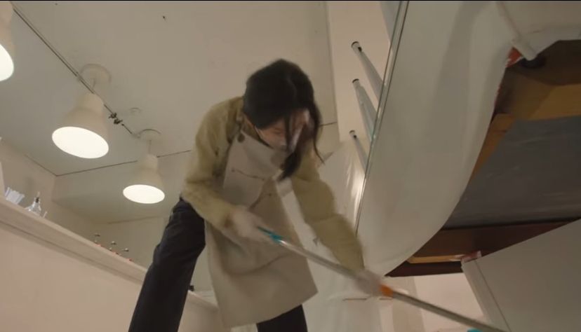 Momen saat Seulgi membersihkan lantai ketika bekerja part time