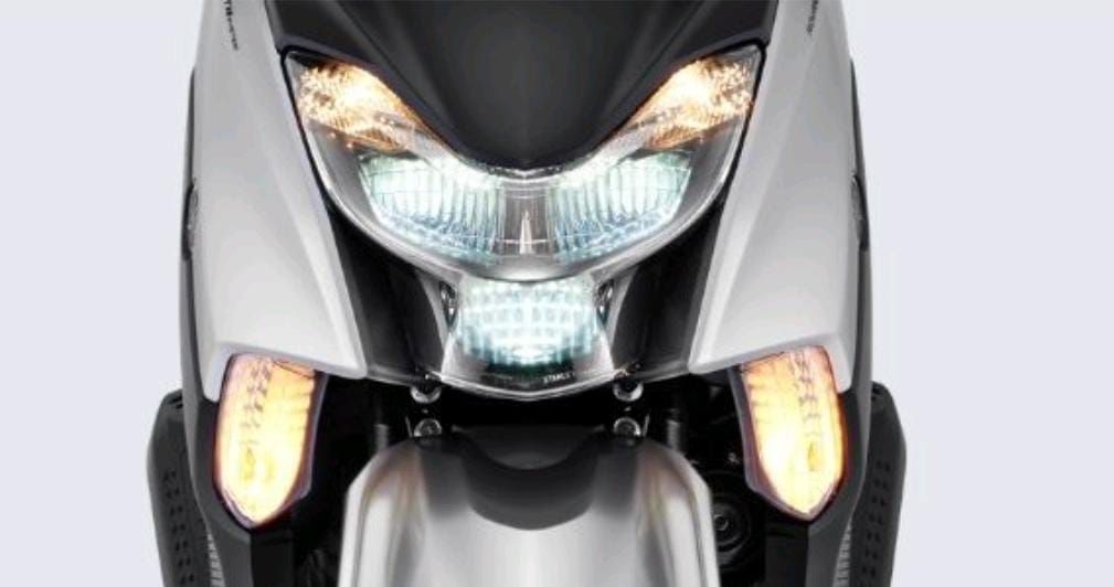 Yamaha Gear 125 sudah menggunakan lampu adopsi teknologi LED membuat pencahayaan lebih terang di malam hari.
