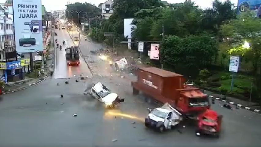 Kecelakaan maut diduga akibat truk tronton mengalami rem blong, di Balikpapan, Kalimantan Timur. 