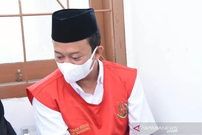 profil Herry Wirawan hari ini divonis penjara seumur hidup di Pengadilan Negeri Bandung merenggut kegadisan 13 santriwati di Bandung