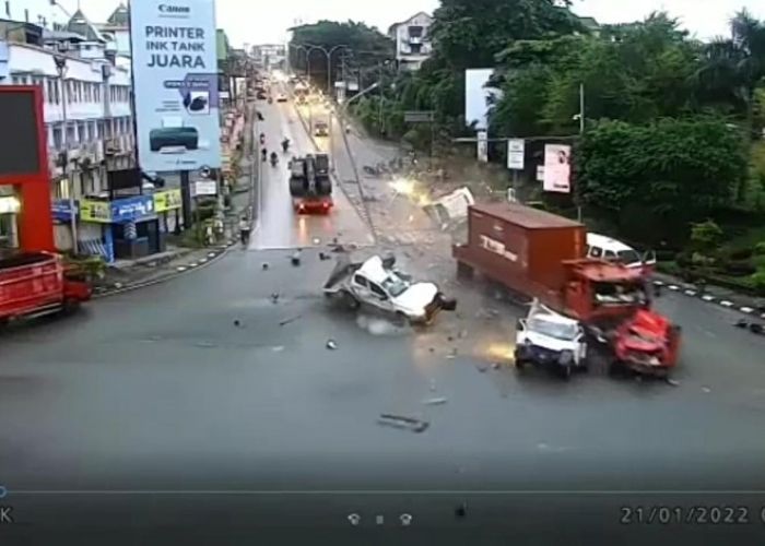 Rem Blong! Truk Tronton Bermuatan 20 Ton di Balikpapan AlamI Kecelakaan Maut