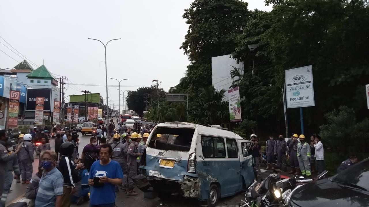 Suasana di simpang Rapak, Balikpapan usai kecelakaan.