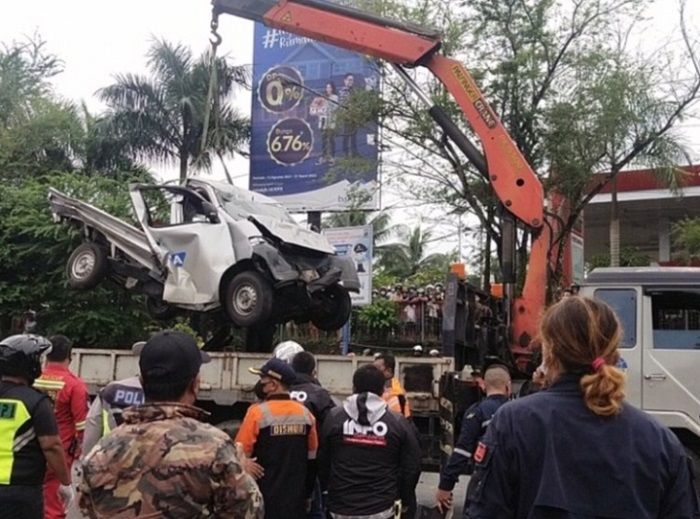 Proses evakuasi kendaraan yang terlibat kecelakaan maut di simpang Rapak, Balikpapan