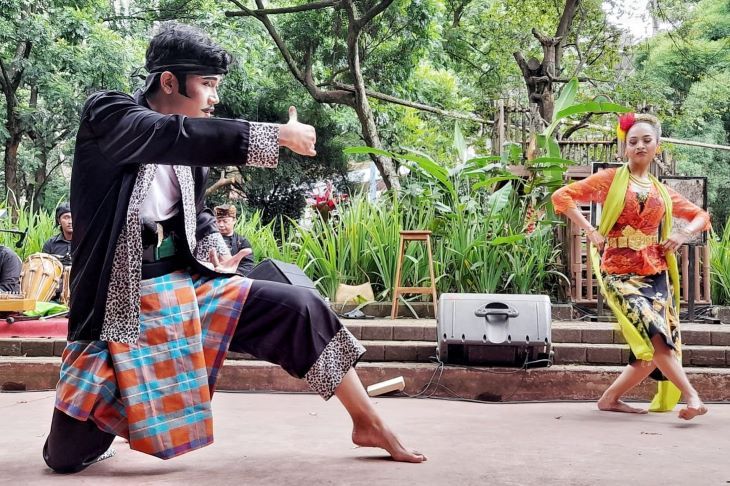 Tarian Ketuk Tilu Gaplek turut memeriahkan  Haul Raden Ema Bratakoesoema (Gan Ema) ke-38 di Kebun Binatang Bandung di Jalan Tamansari Kota Bandung.