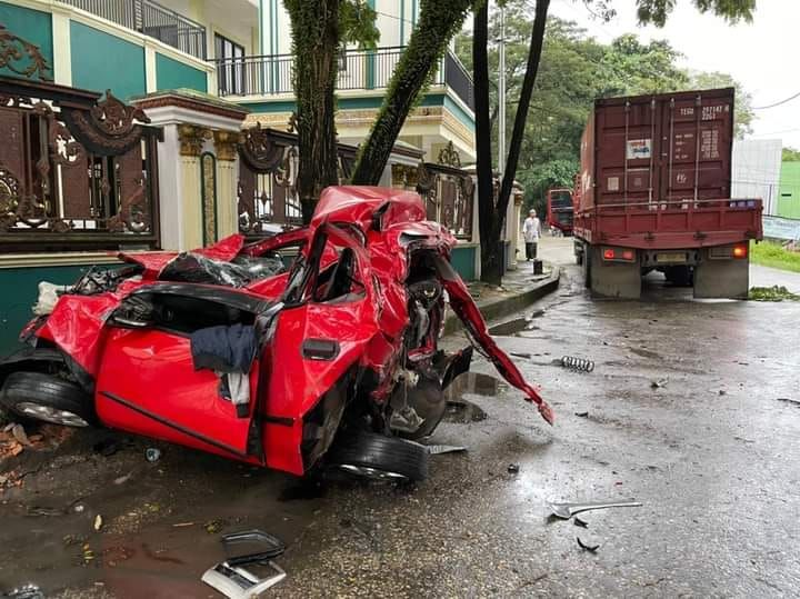 Mobil merah diduga milik M Yamin, mobil itu diringsek akibat hantaman truk kontainer di Balikpapan, Jumat 21 Januari 2022.
