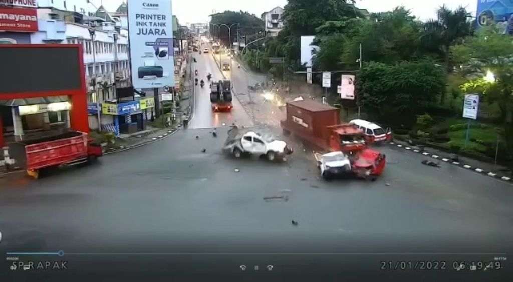 MENGERIKAN! Video Detik-detik Kecelakaan Maut di Balikpapan Viral, Mobil dan Motor Terpental Dihantam Truk