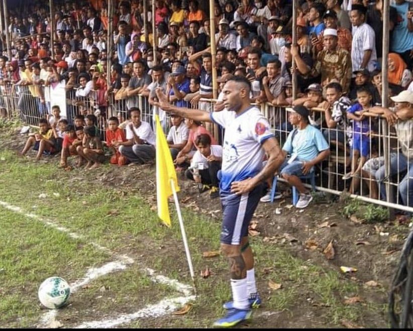 Titus Bonai alias Tibo ikut bermain sepak bola antar kampung./ twitter/ @garagarabola_