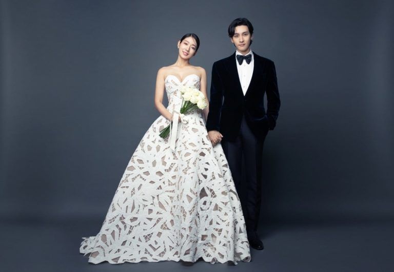 Aktris Korea Park Shin Hye tampak cantik dalam gaun pengantinnya, dalam pernikahannya dengan Choi Tae Joon hari ini.