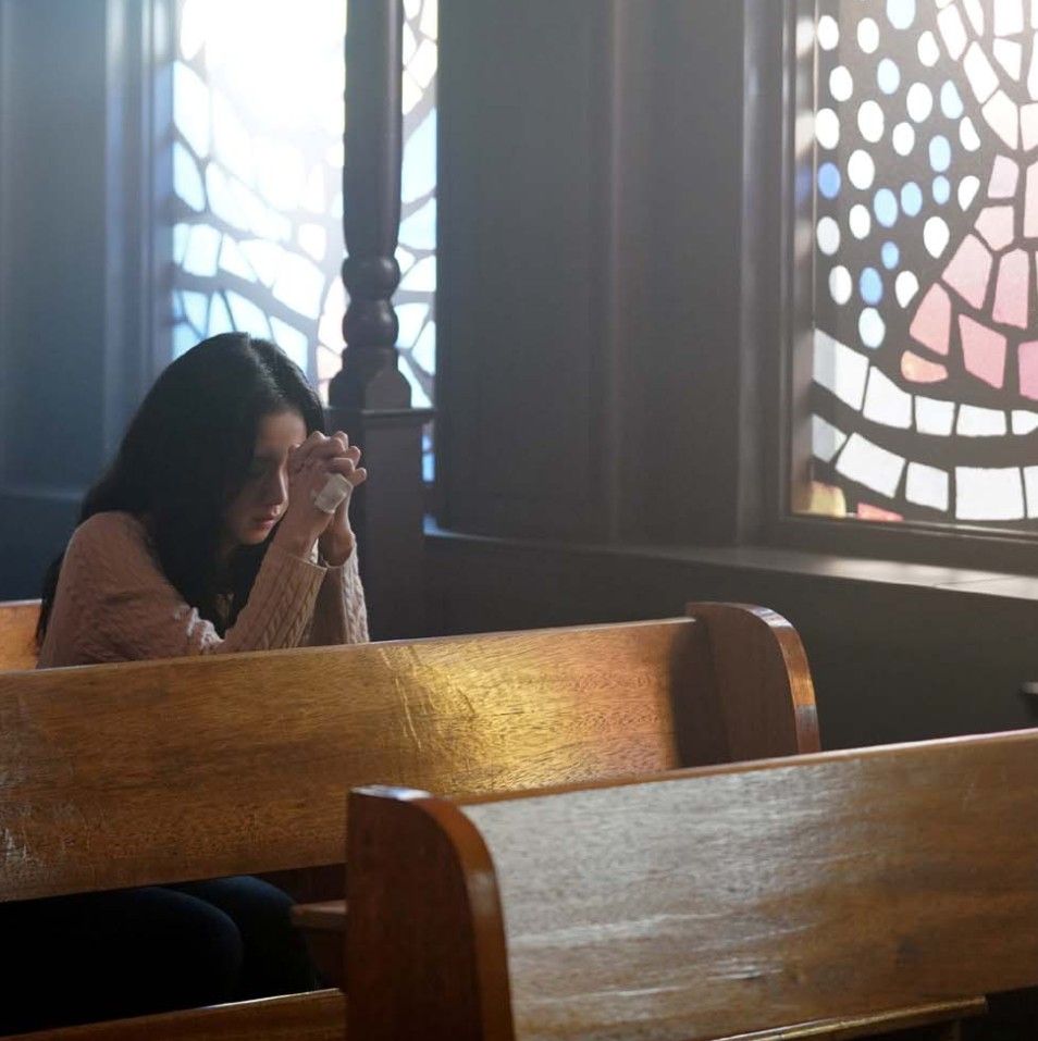 Adegan Jisoo BLACKPINK dalam Snowdrop sedang berdoa dalam gereja