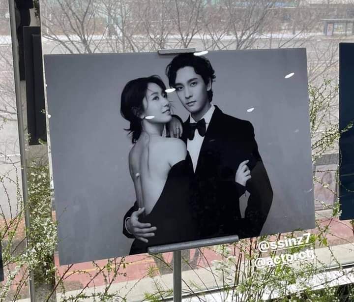 Foto prawedding Park Shin Hye dan Choi Tae Joon di pernikahannya. 