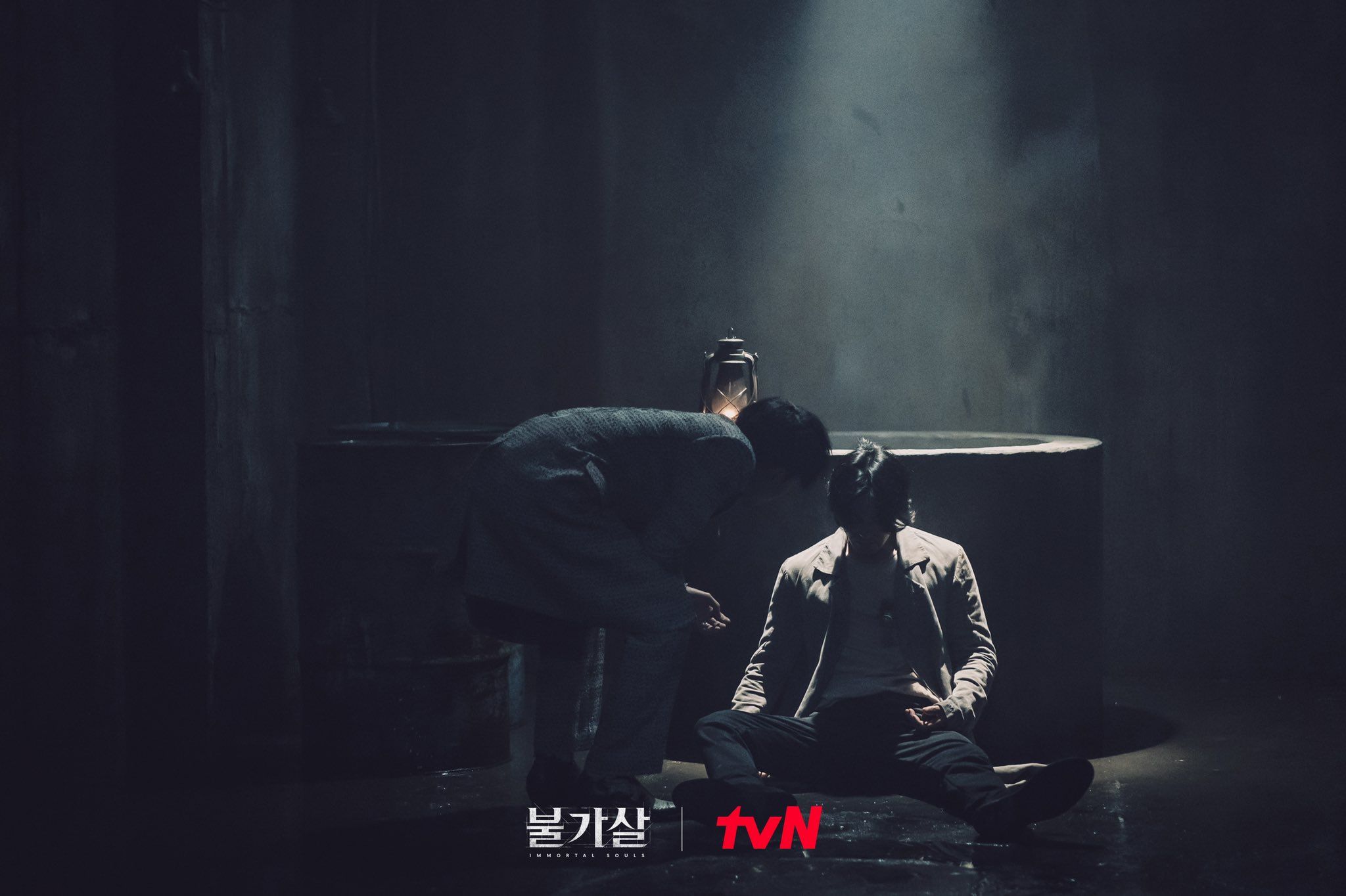 Drama Korea Bulgasal Immortal Souls saat Lee Jin Wook ditusuk oleh Lee Joon