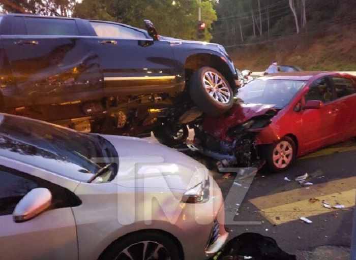 Kondisi mobil yang dikemudikan oleh Arnold Schwarzenegger yang terlibat kecelakaan di lampu merah di wilayah Sunset Boulevard pada Sabtu, 22 Januari 2022.