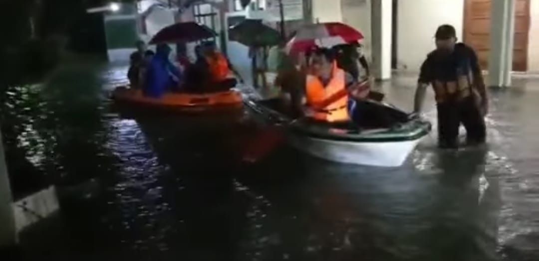 Tangkapan layar Instagram @polrestasurakarta - Banjir di daerah pajang