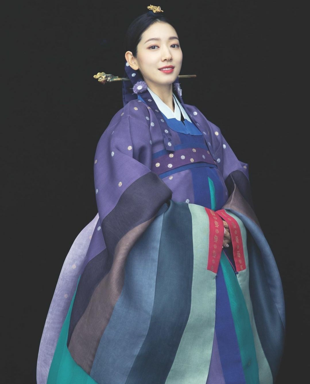 Park Shin Hye tampil cantik mengenakan hanbok. 
