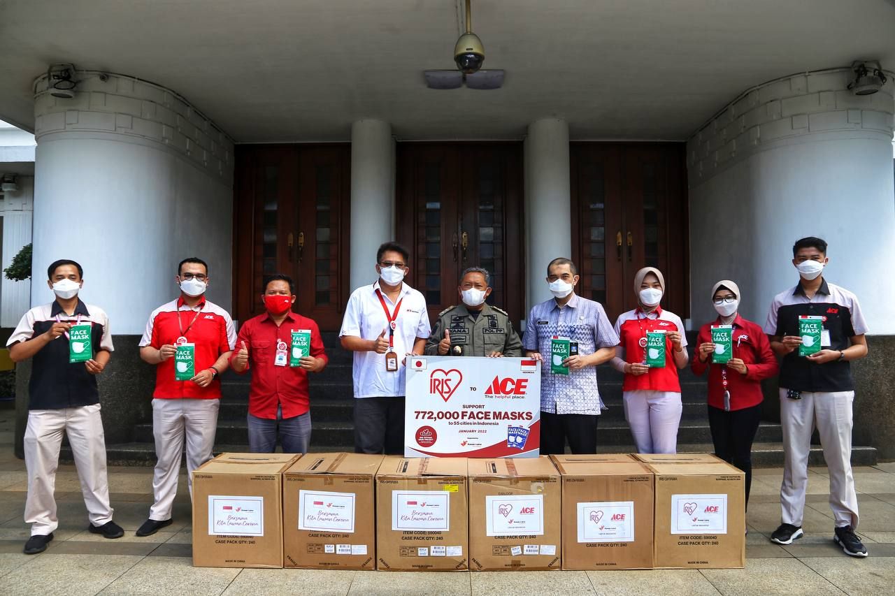 Plt. Wali Kota Bandung Yana Mulyana menerima bantuan masker medis, Jumat 21 Januari 2022